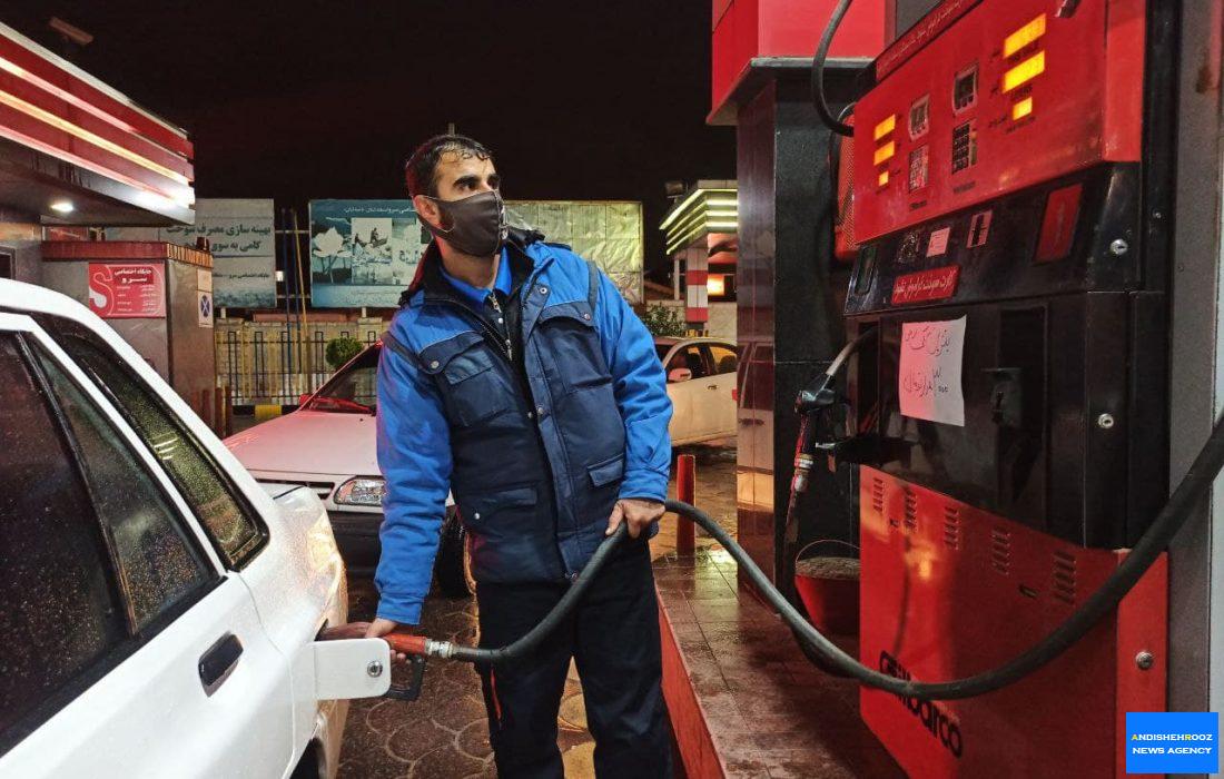روند سوختگیری در برخی از جایگاههای پمپ بنزین در بندرانزلی