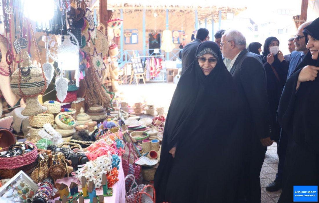 بازدید دکتر انسیه خزعلی معاون رئیس جمهور در امور زنان و خانواده از بازارچه صنایع دستی منطقه آزاد انزلی