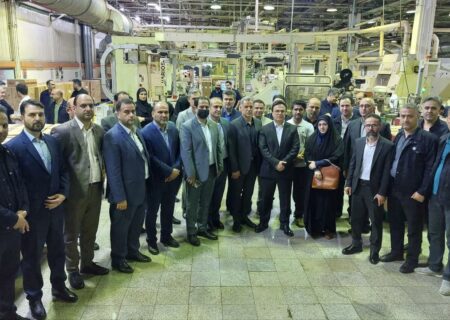 بازدید تعدادی از مسئولان کشوری و استانی از مجتمع دخانیات گیلان به مناسبت هفته کار و کارگر
