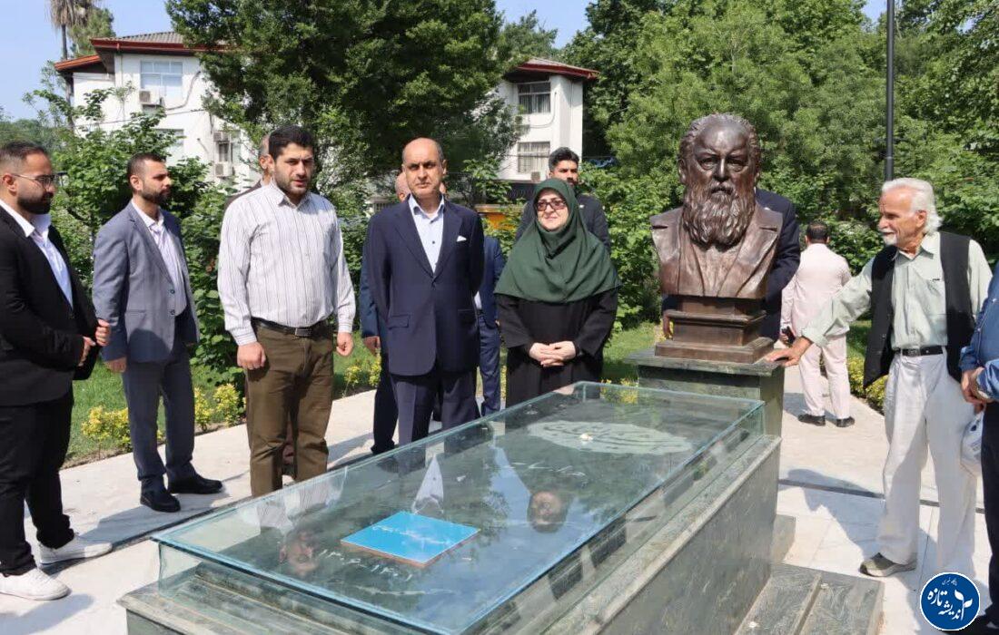 ادای احترام سخنگوی دولت و استاندار گیلان به مزار شاعر نامدار گیلانی