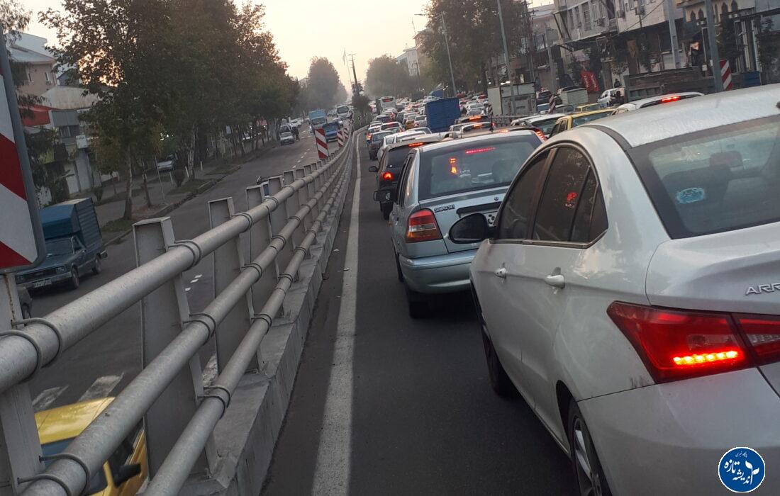 مردم دارند ترافیک رشت را تحمل می کنند