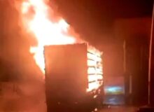 راننده کامیون با آتش به آتش نشانی رفت