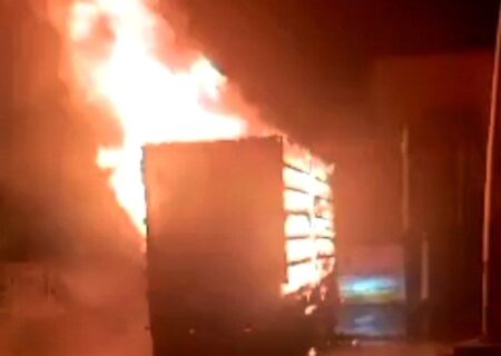 راننده کامیون با آتش به آتش نشانی رفت