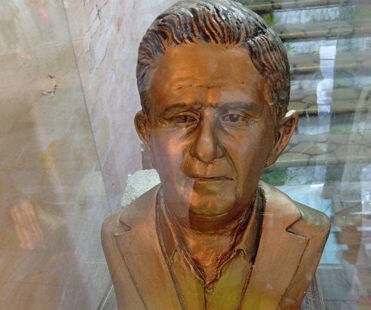 سردیس زنده‌یاد ابوالفضل گودرزوند چگینی در موزه مردم‌شناسی رودبار نصب شد